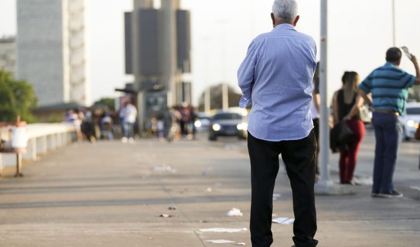 Idosos na região central de Brasília.