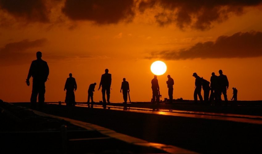 silhouettes-582969_1280