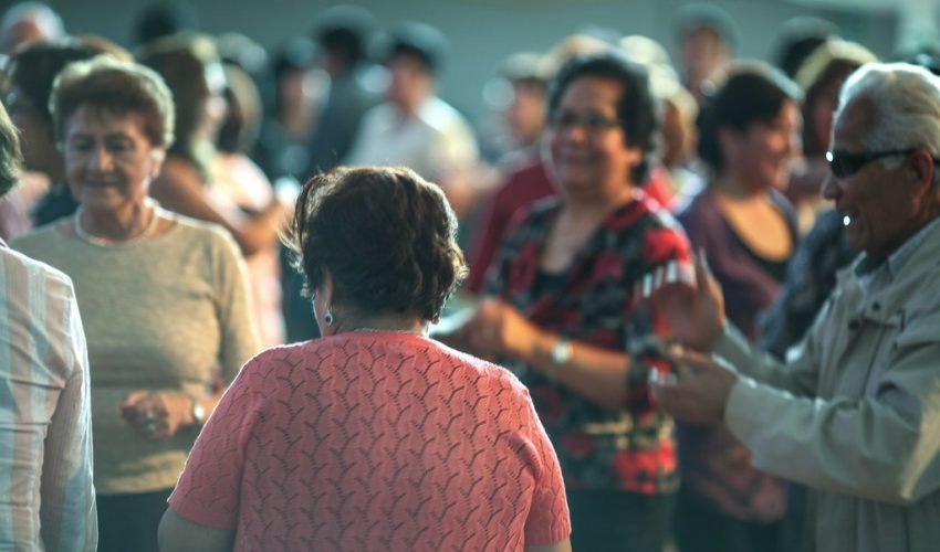 'Muitas vezes colocar o idoso em uma instituição é a melhor resposta. Não tenha vergonha' idosos dançando