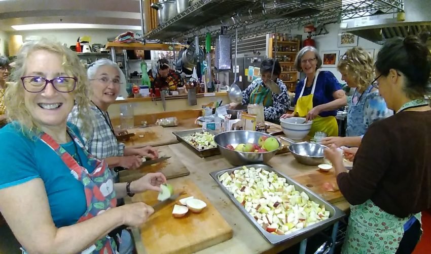 A cozinha da Pioneer Valley Cohousing em dia de evento