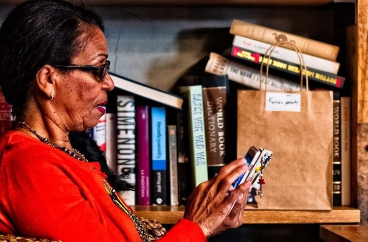 Smartphone-consumo-noticia-rede-social-doomscrolling-760×510