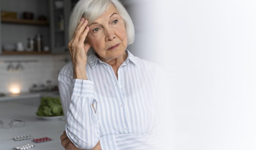 senior-woman-confronting-alzheimer-disease
