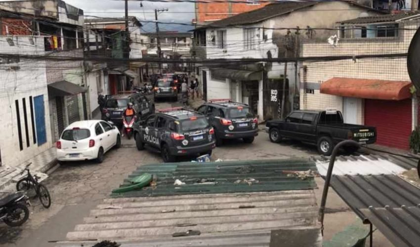 carros-da-rota-durante-operacao-policial-na-tarde-deste-domingo-na-favela-canta-galo-no-guaruja-1690760299135_v2_4x3