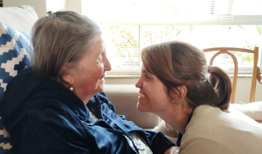 Julia-de-Oliveira-e-sua-mae-Myriam-que-vive-com-diagnostico-de-Alzheimer