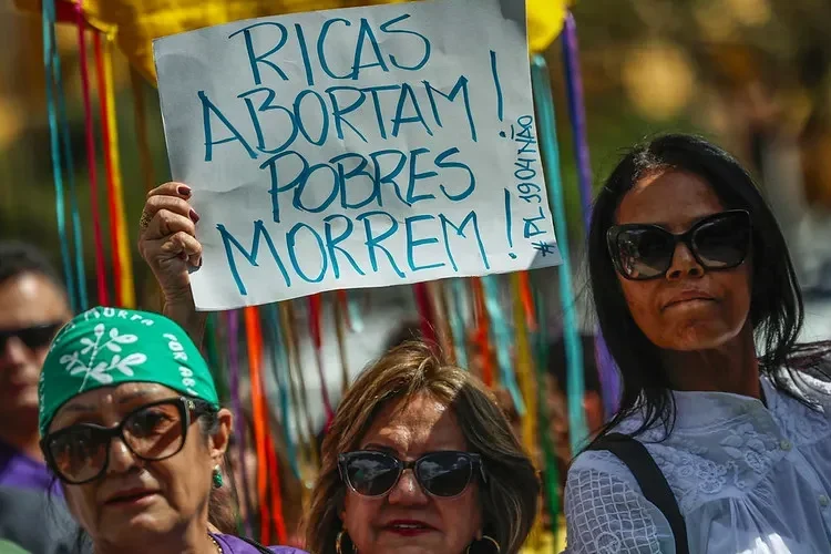 Criminalização do aborto no Brasil afasta mulheres do direito à saúde, alerta porta-voz da Women First Digital image_processing20240621-1668826-ky8my7-750×533
